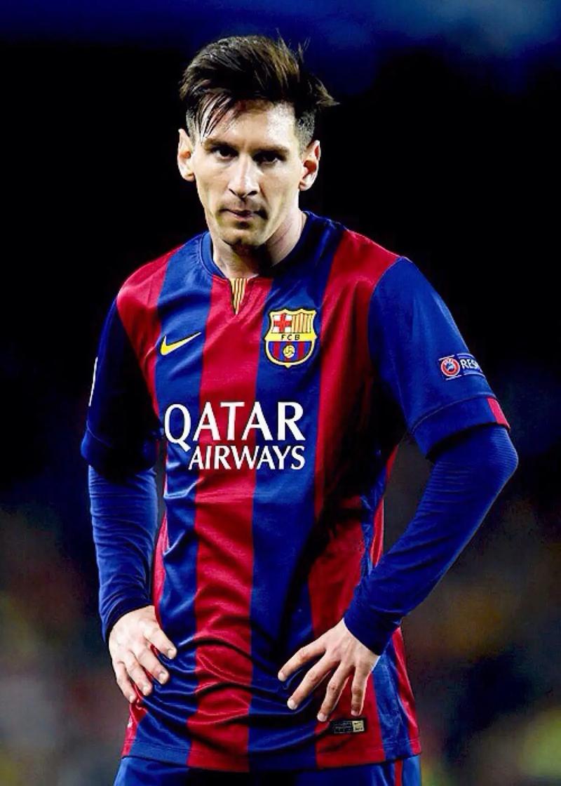 西足协前主席鲁比亚莱斯在发布会被扔鸡蛋，试图回击但被拦住（西足协前主席鲁比亚莱斯发布会上遭掷鸡蛋，欲回击被制止）