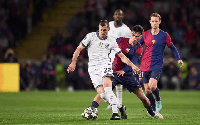 C罗被罚下后，看台上的爱尔兰球迷模仿他做出的哭泣手势（C罗红牌下场后，爱尔兰球迷在看台上模仿其“哭泣”手势）