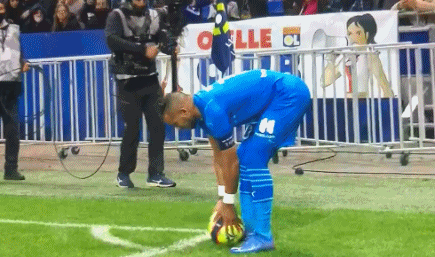 2-1逆转！超级后卫踢疯了，梅开二度导演逆袭，巴萨狂揽4连胜