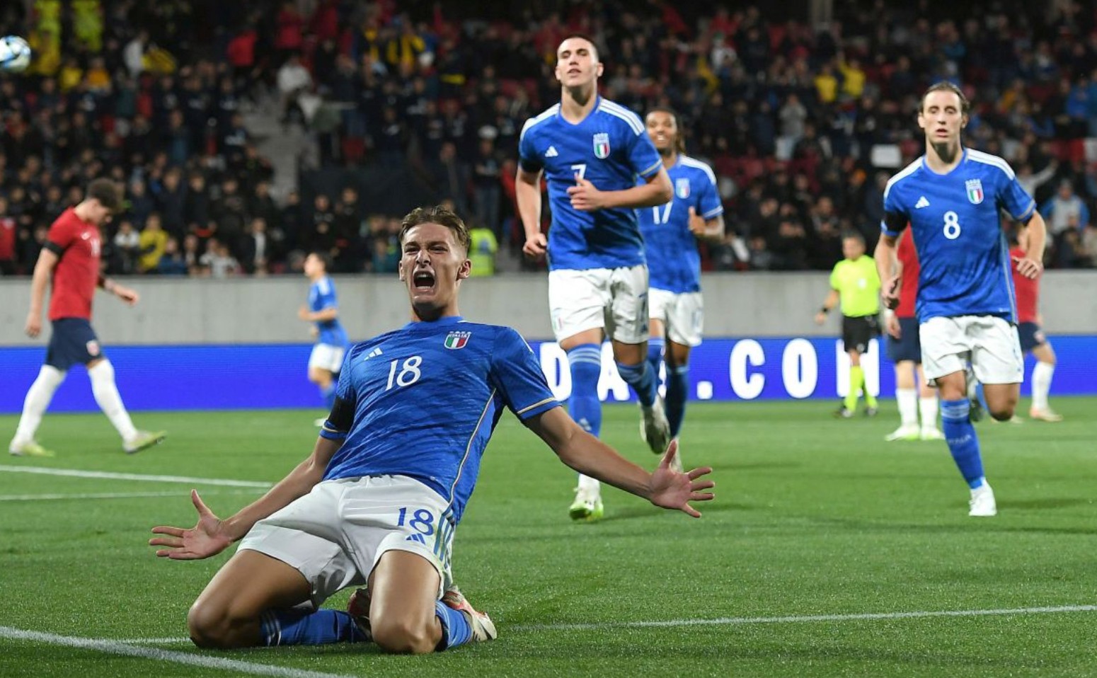 足球国足球迷自发组织万人方阵助威（万名球迷自发组建方阵为国足助威）