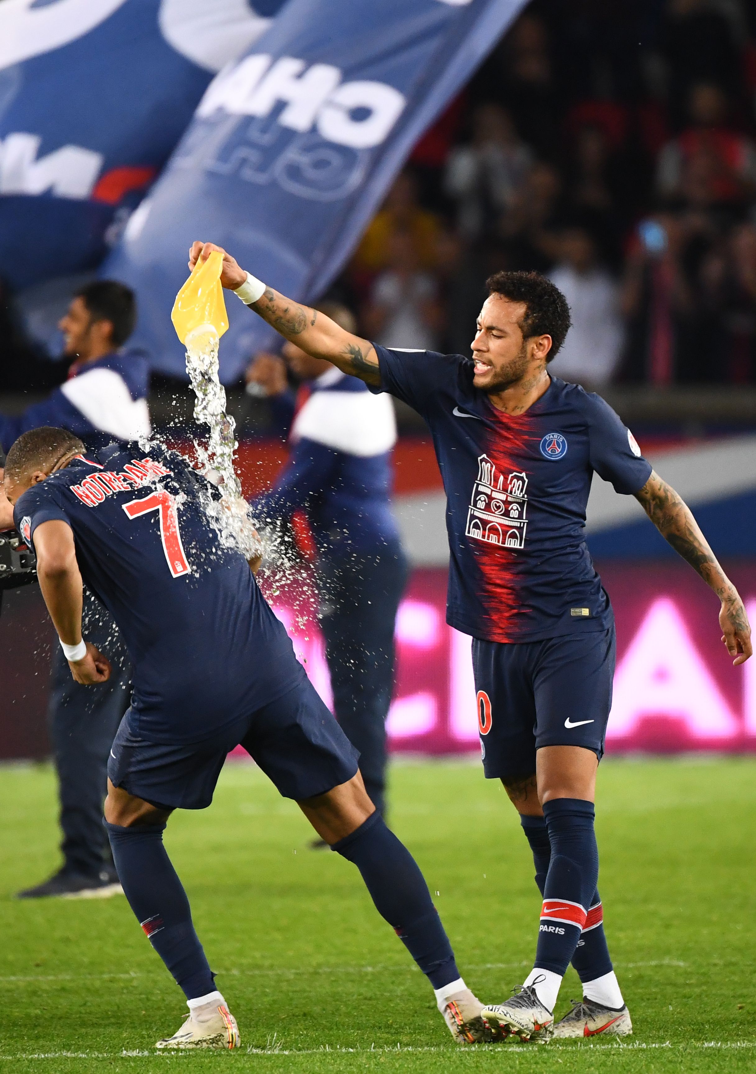 巴萨重返诺坎普当天日程：赛前有烟花秀，中场休息有乐队表演（巴萨回归诺坎普当日安排：赛前烟花秀，半场乐队登场）