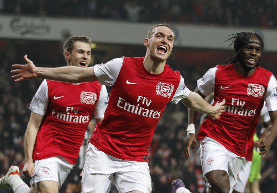 球员赛后把球衣送给癌症小球迷（赛后球员将球衣赠予患癌小球迷）