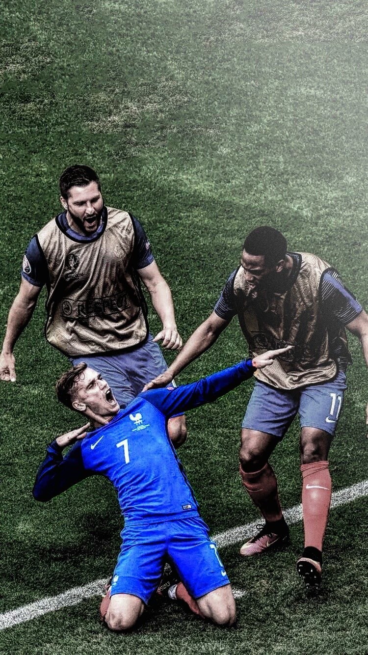 调皮二娃上线，穆勒庆祝夺冠时和25号队友高尔德顶牛假装受伤（穆勒夺冠庆祝又整活，与25号队友高尔德顶头后夸张装伤）