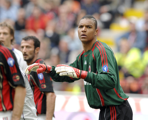 用冠军告别！前巴萨传奇正式挂靴退役，结束17年辉煌生涯（以冠军作别，前巴萨传奇官宣退役，17年职业生涯画上句号）