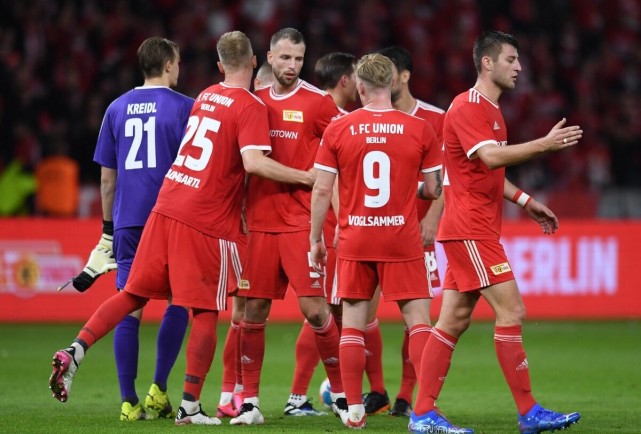 尤文发售圣诞节相关产品，毛衣售价39.9欧元，帽子16.9欧（尤文上新圣诞系列周边：毛衣39.9欧、帽子16.9欧）