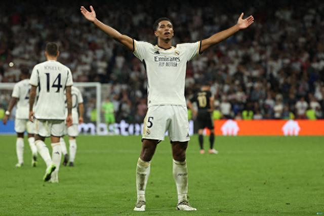 越来越大了，泰州高速口已经搭好巨幅“苏超”冠军标语（泰州高速口竖起巨幅苏超冠军标语，声势愈发壮大）