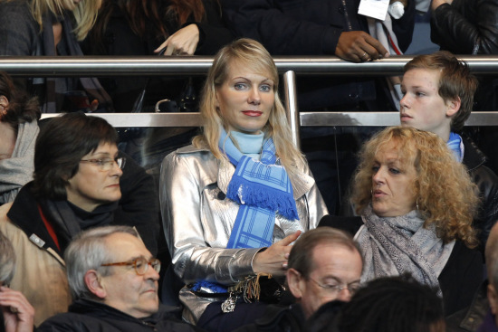 刘伟国：捧起中甲冠军奖杯很激动，明年力争在中超站稳脚跟（刘伟国：中甲捧杯激动不已，明年力争立足中超）