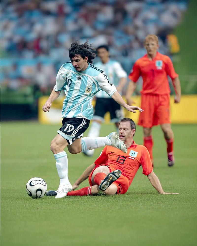 梁靖崑为妻儿“连吃带拿”！王楚钦力挺徐瑛彬（梁靖崑为妻儿贴心打包带走，王楚钦发声力挺徐瑛彬）