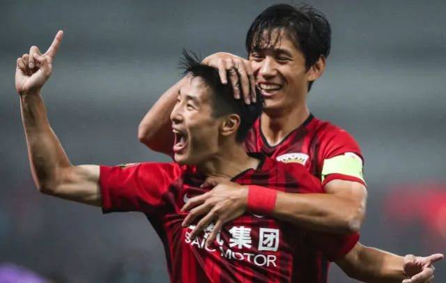 王洪泽这样的年轻人要多留在场上 不能过快犯规限制手脚（像王洪泽这样的新人应多在场，别因过早犯规束缚发挥）