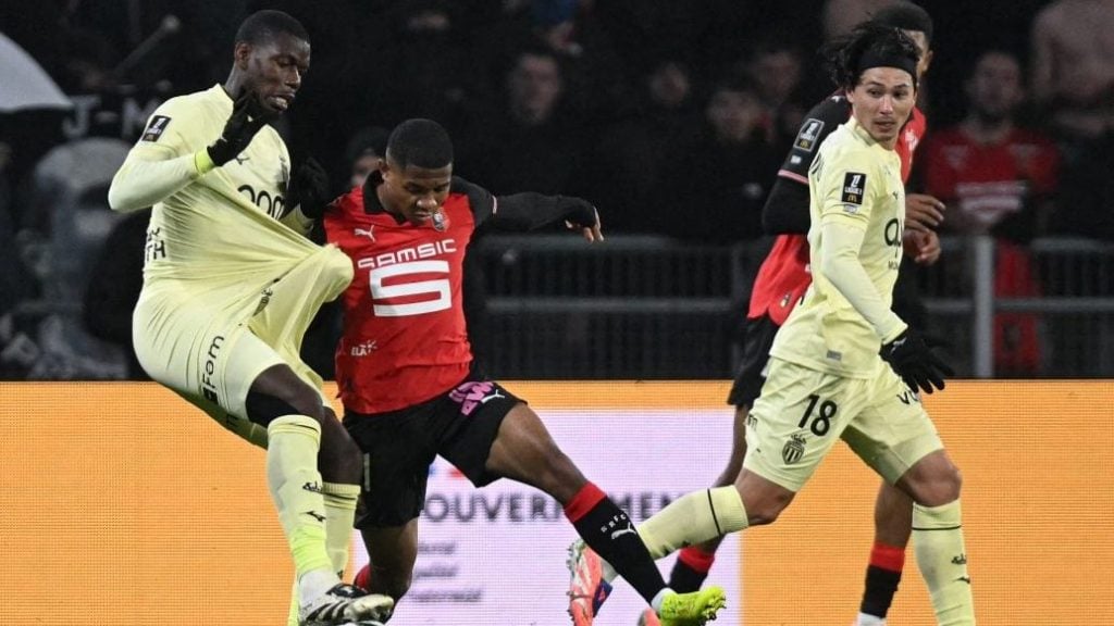 随着曼联1-1遭绝平，英超最新积分榜出炉：阿森纳一枝独秀（曼联1-1读秒遭扳平，英超积分榜更新：阿森纳独领风骚）