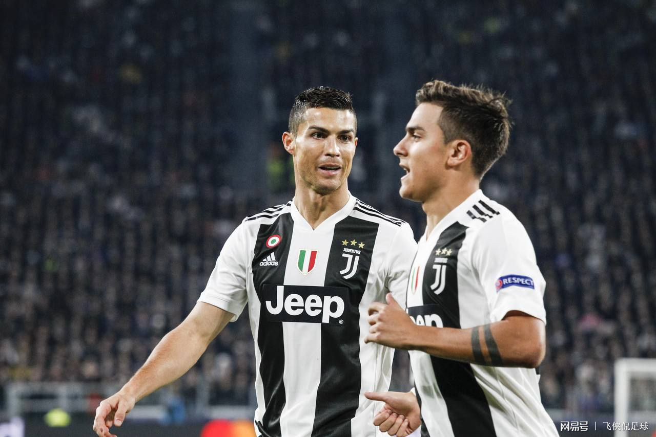 教练表情太真实笑喷球迷（教练表情太到位，球迷笑翻天）